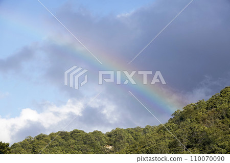 藍天和山脊上的彩虹 藍天和山脊上的彩虹 110070090