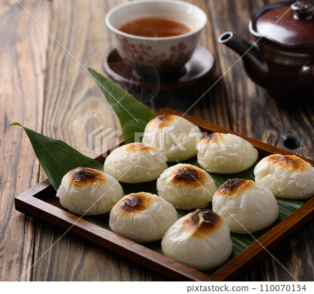Freshly baked round mochi 110070134