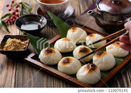 Freshly baked round mochi 110070145