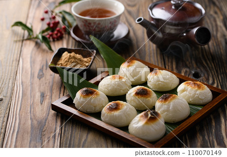 Freshly baked round mochi 110070149