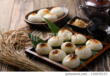 Freshly baked round mochi 110070157
