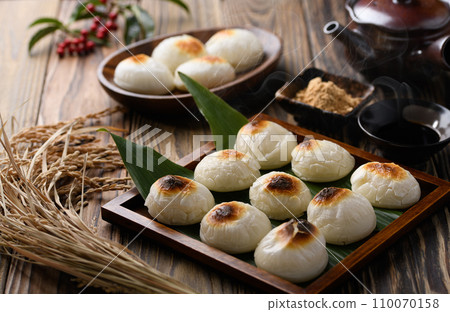 新鮮出爐的圓形麻糬 110070158