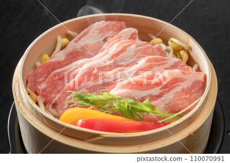 Healthy steamed pork home cooking 110070991