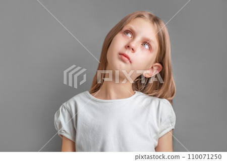 Portrait of a surprised little girl Portrait of a surprised little girl 110071250