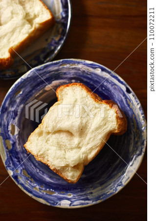 fresh bake breads whole wheat sliced close up. fresh bake breads whole wheat sliced close up. 110072211