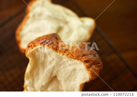 fresh bake breads whole wheat sliced close up. fresh bake breads whole wheat sliced close up. 110072218