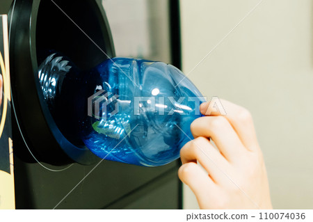 Bottle deposit: recyclable bottle in store Europe 110074036