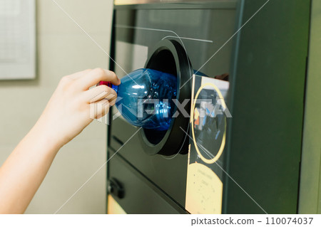 Bottle deposit: recyclable bottle in store Europe 110074037