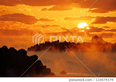 Sunrise over Kure Bay, a storm colored by the morning glow (Nakatosa Town, Kochi Prefecture) Sunrise over Kure Bay, a storm colored by the morning glow (Nakatosa Town, Kochi Prefecture) 110074374
