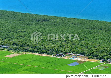 103 series 1500 series of Chikuhi Line running through Niji no Matsubara 110074448
