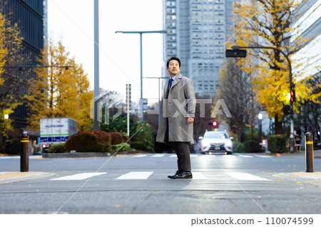 下班回家的商人 110074599