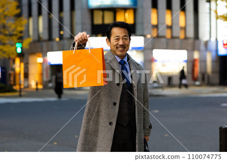 提著購物袋的商人 110074775