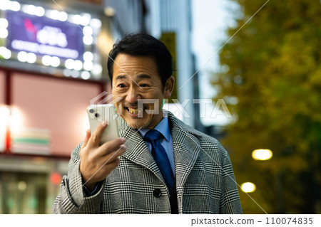 商人在下班回家的路上檢查他的智慧型手機 110074835