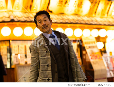 市中心一西裝男深夜喝醉 110074879