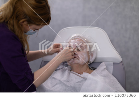 Professional cosmetic treatments that you can't do yourself at home. Professional cosmetic treatments that you can't do yourself at home. 110075360