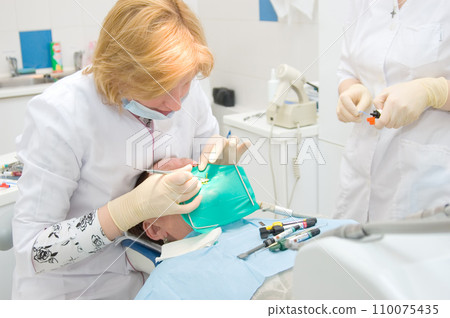 Dentist's office Dentist's office 110075435