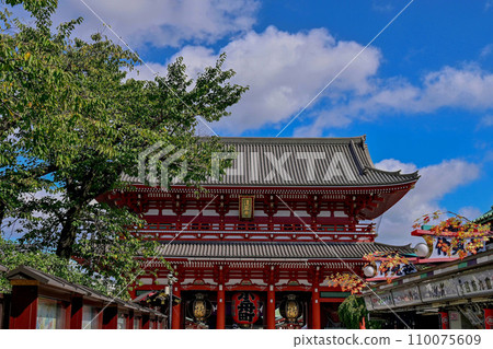 [Tokyo] Sensoji Temple, large red lanterns and dragon sculptures, Nakamise Shopping Street, and many people from overseas were crowded. 110075609