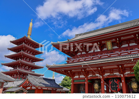 [Tokyo] Sensoji Temple, large red lanterns and dragon sculptures, Nakamise Shopping Street, and many people from overseas were crowded. 110075612