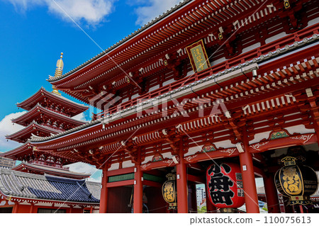 [Tokyo] Sensoji Temple, large red lanterns and dragon sculptures, Nakamise Shopping Street, and many people from overseas were crowded. 110075613