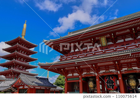 [Tokyo] Sensoji Temple, large red lanterns and dragon sculptures, Nakamise Shopping Street, and many people from overseas were crowded. 110075614