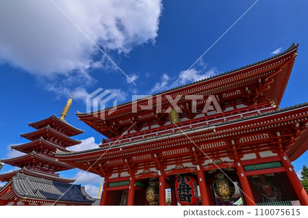 [Tokyo] Sensoji Temple, large red lanterns and dragon sculptures, Nakamise Shopping Street, and many people from overseas were crowded. 110075615