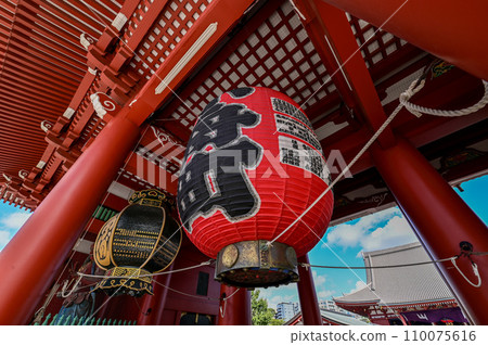 [Tokyo] Sensoji Temple, large red lanterns and dragon sculptures, Nakamise Shopping Street, and many people from overseas were crowded. 110075616