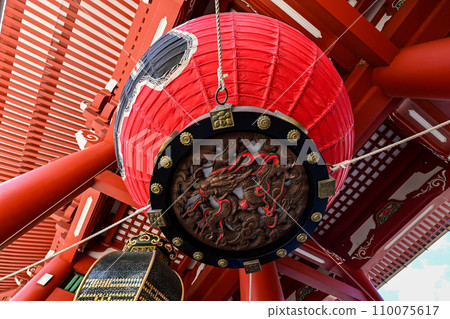 [Tokyo] Sensoji Temple, large red lanterns and dragon sculptures, Nakamise Shopping Street, and many people from overseas were crowded. 110075617