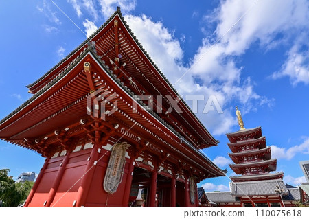 [Tokyo] Sensoji Temple, large red lanterns and dragon sculptures, Nakamise Shopping Street, and many people from overseas were crowded. 110075618