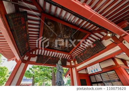 [Tokyo] Sensoji Temple, large red lanterns and dragon sculptures, Nakamise Shopping Street, and many people from overseas were crowded. 110075620