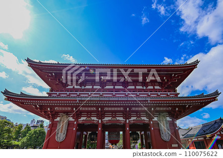[Tokyo] Sensoji Temple, large red lanterns and dragon sculptures, Nakamise Shopping Street, and many people from overseas were crowded. 110075622