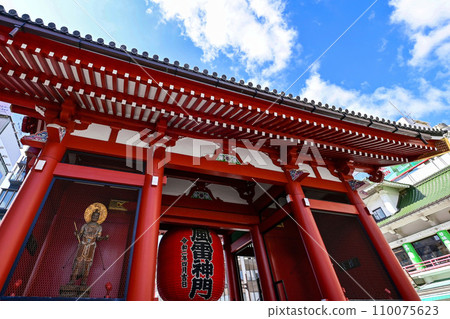 【東京】淺草寺、大紅燈籠和龍雕、仲見世商店街，還有很多來自海外的人。 110075623
