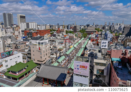 [Tokyo] Sensoji Temple, large red lanterns and dragon sculptures, Nakamise Shopping Street, and many people from overseas were crowded. 110075625