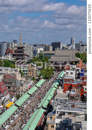 [Tokyo] Sensoji Temple, large red lanterns and dragon sculptures, Nakamise Shopping Street, and many people from overseas were crowded. 110075626