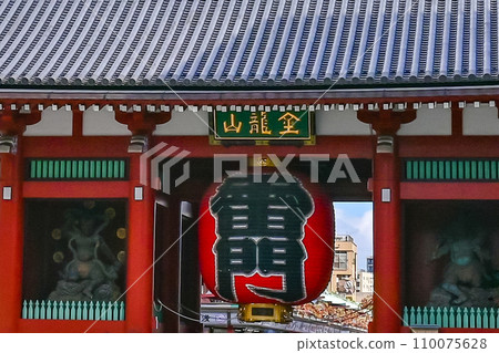 [Tokyo] Sensoji Temple, large red lanterns and dragon sculptures, Nakamise Shopping Street, and many people from overseas were crowded. 110075628