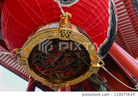 [Tokyo] Sensoji Temple, large red lanterns and dragon sculptures, Nakamise Shopping Street, and many people from overseas were crowded. 110075634