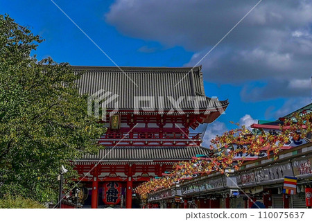 【東京】淺草寺、大紅燈籠和龍雕、仲見世商店街,還有很多來自海外的人。 【東京】淺草寺、大紅燈籠和龍雕、仲見世商店街,還有很多來自海外的人。 110075637