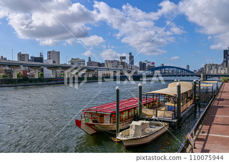 [Tokyo] A view of Tokyo Skytree. It was very beautiful with the blue sky. 110075944