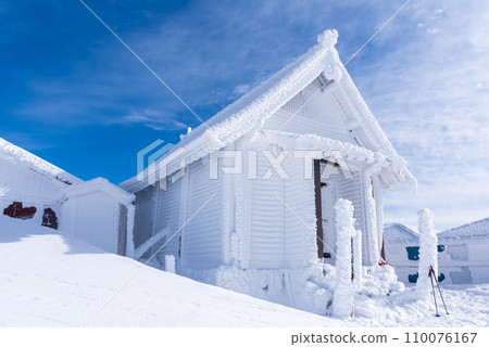 Wind and snow formations, a world of blue and white, Shiga Prefecture, winter view of the summit of Mt. Ibuki, Japan's 100 Famous Mountains 110076167