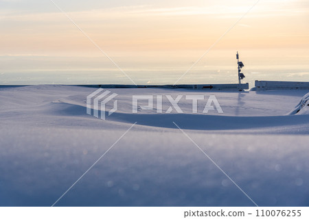 雪埋護欄，藍白世界，滋賀縣，冬天的伊吹山，日本百座名山 110076255