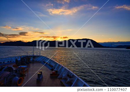 Seto Inland Sea at dawn seen from a cruise ship/Onomichi City, Hiroshima Prefecture 110077407