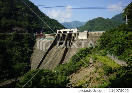 宮川水壩堤防和藍天 110078095