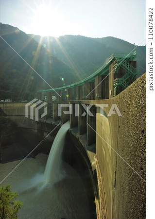 Embankment body of Futatsuno Dam and water discharge Embankment body of Futatsuno Dam and water discharge 110078422