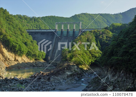 Embankment of Kazeya Dam seen from downstream 110078478
