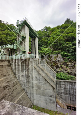 Embankment of Kurosakaishi Dam 110078563