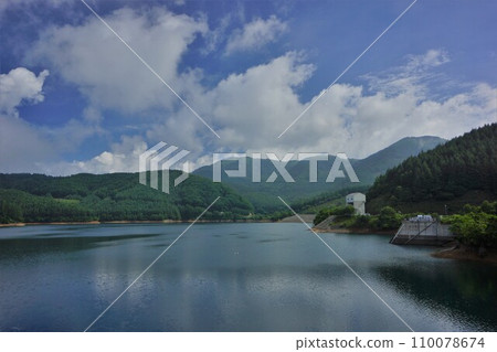從上檜川水壩看到的大保薩峰和大保薩湖 從上檜川水壩看到的大保薩峰和大保薩湖 110078674