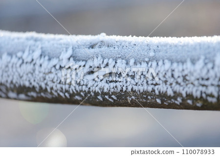 凍結的木柵欄,白霜 凍結的木柵欄,白霜 110078933