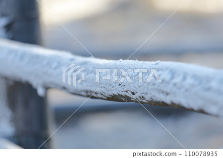 冰凍的木柵欄 110078935