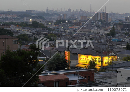 黃昏的街景（愛知縣名古屋市綠區） 110078971