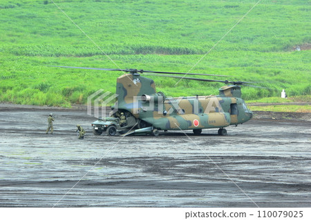 A high-mobility vehicle is unloaded from a Self-Defense Forces transport helicopter (CH-47 Fuji General Firepower Exercise, Shizuoka Prefecture) A high-mobility vehicle is unloaded from a Self-Defense Forces transport helicopter (CH-47 Fuji General Firepower Exercise, Shizuoka Prefecture) 110079025
