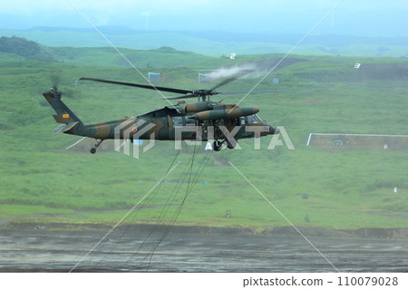 自衛隊直升機擊退空投訓練(UH-60JA富士綜合火力演習靜岡縣) 自衛隊直升機擊退空投訓練(UH-60JA富士綜合火力演習靜岡縣) 110079028